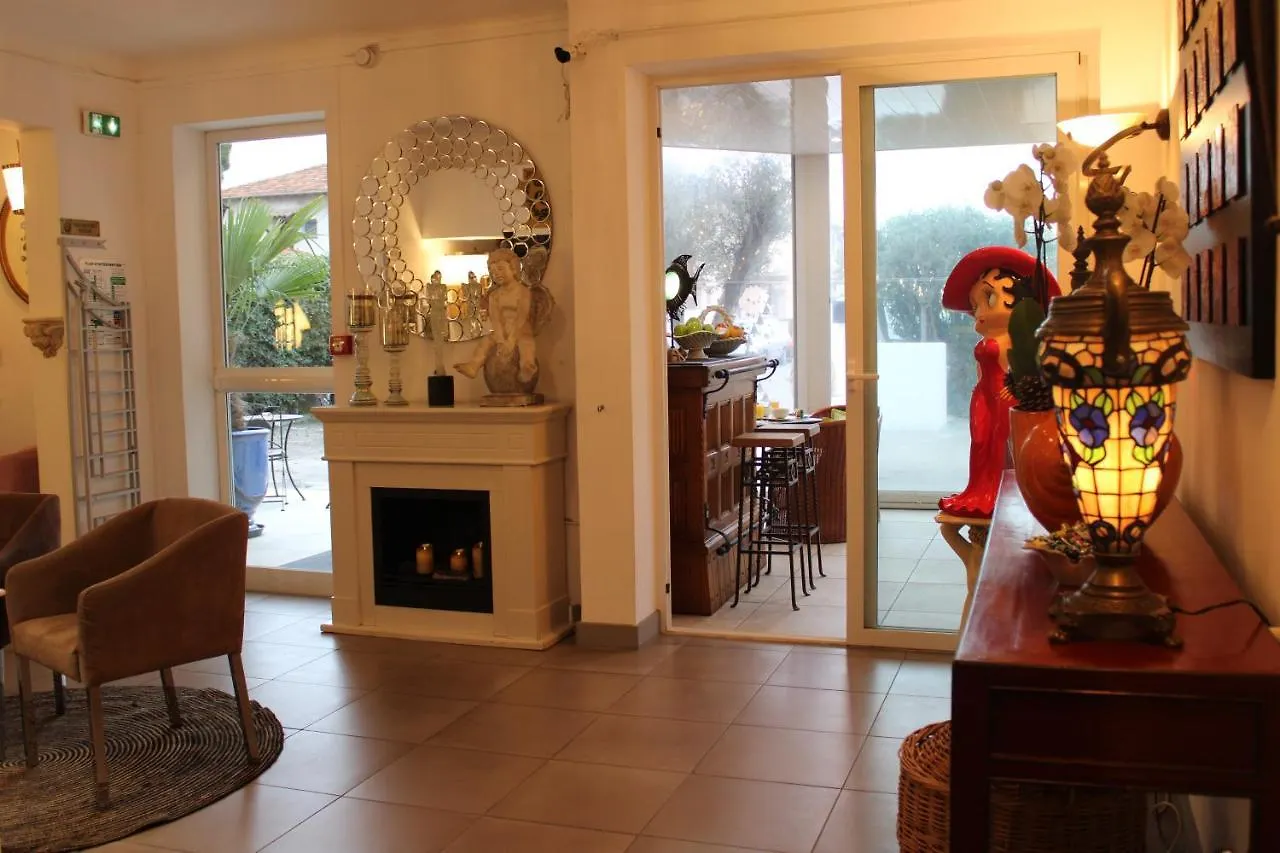 Hotel La Villa Des Oliviers Cagnes-sur-Mer 3*,